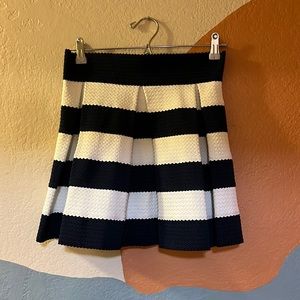 Girls pleated striped skirt L
